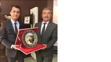 Kaymakam´dan PTT Başmüdürüne Plaket