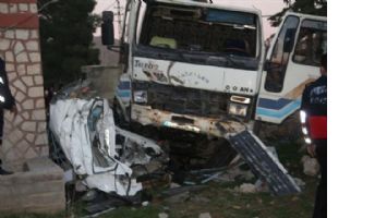 Mardin&#039;de zincirleme kazası 2 ölü 4 yaralı