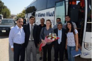 Mardin&#039;e atanan öğretmenler çiçeklerle karşılandı