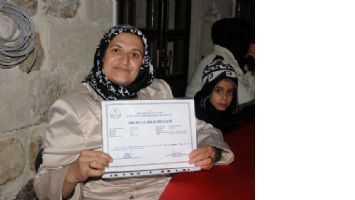 Mardin`de okuma yazma öğrenen kadınlara sertifka verildi