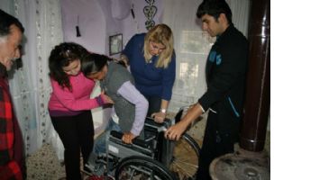 Ömerli`de yürüme engelliye tekerlekli sandalye