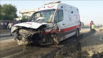 Ambulans ile kamyonet çarpıştı: 9 yaralı