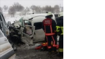 , Karlı yolda iki araç çarpıştı: 2 Ölü, 16 Yaralı