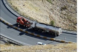 Ham petrol yüklü tanker devrildi