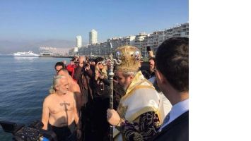 Ortodokslar, Denize Haç attı, suya atladı