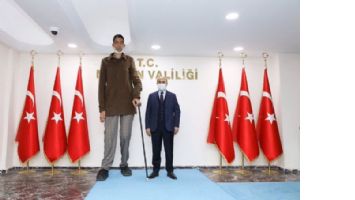 Dünyanın en uzun boylu adamı Sultan Kösen Vali Demirtaş&#039;ı ziyaret etti