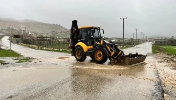 Artuklu Belediyesi Ekipleri, yağmurun kapattığı yolları açıyor