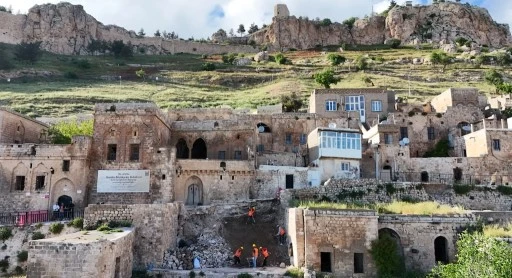 Artuklu&rsquo;da G&ouml;&ccedil;&uuml;k Oluşan Tarihi Sokakta Onarım Başladı