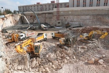 Artuklu'da  Otoparkın ilk betonu döküldü