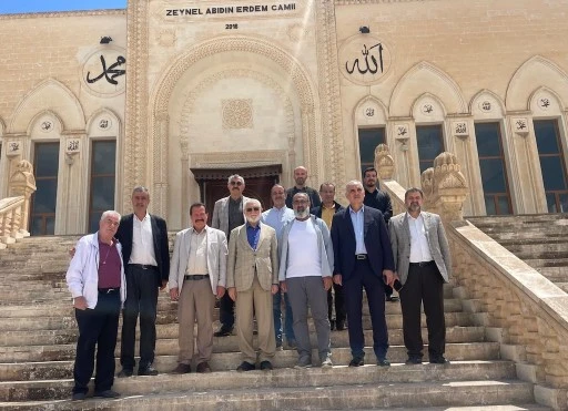 Artuklu &Uuml;niversitesi&rsquo;nin Eski Rekt&ouml;r&uuml; Yıllar Sonra Kendi Eseri Olan Camide Namaz Kıldı
