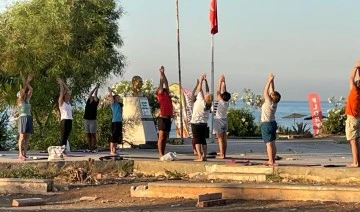 Atatürk  Büstü ve Bayrak Gölgesinde Yoga