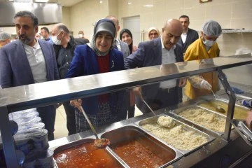 Büyükşehir Belediyesi  2 bin öğrenciye  iftar yemeği verdi 