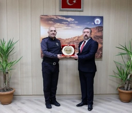 Emniyet M&uuml;d&uuml;r&uuml; Tecimer&rsquo;den Vefa ve Teşekk&uuml;r Plaketi