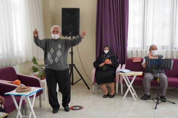 Gaziantep'te Alzheimer hastaları müzikle moral buluyor