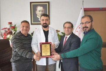 Hastane Yöneticilerine Plaket