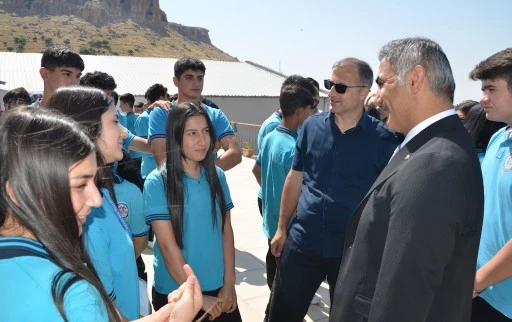 Hatip &Ccedil;elik'ten Gen&ccedil;lere Gelecek Vizyonu: &ldquo;Başarı Vazge&ccedil;meyenlerin Eseridir&rdquo;