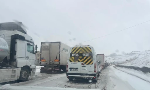 Kar yağışı ulaşımı olumsuz etkiledi  Karayolları eleştirilerin odağında