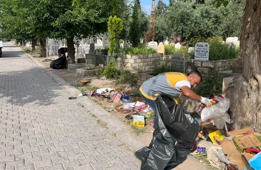 Mardin B&uuml;y&uuml;kşehir Belediyesi&rsquo;nden Mezarlıklarda Bayram Mesaisi