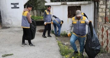 Mardin'de Bayram Öncesi Mezarlık Temizliği