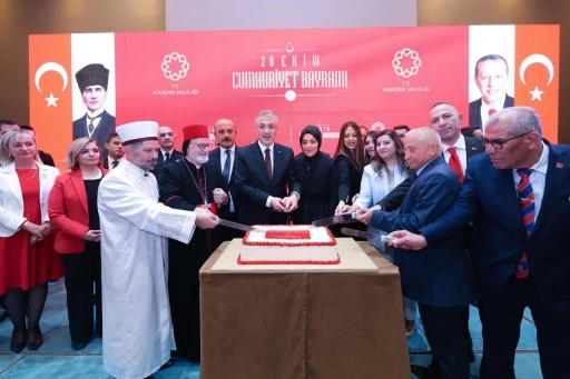 Mardin'de  Cumhuriyet Bayramı Resepsiyonunda renkli g&ouml;r&uuml;nt&uuml;ler, Cumhuriyet Pastasını Metropolit ve M&uuml;ft&uuml; birlikte kesti