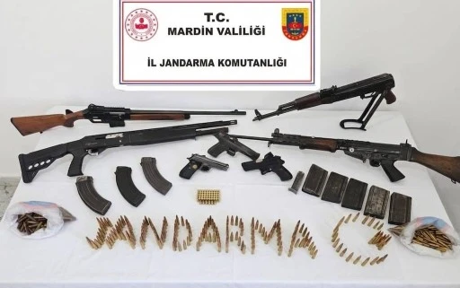 Mardin&rsquo;de Ka&ccedil;ak&ccedil;ılara Darbe: Silah ve Tarihi Eserler Ele Ge&ccedil;irildi