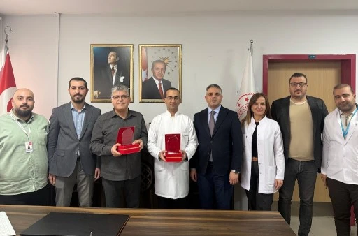 Mardin&rsquo;de Profes&ouml;rl&uuml;k Gururu: 3 Hekime Plaket Takdim Edildi