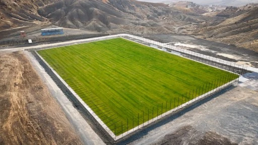 Mardin&rsquo;de UEFA Standartlarında Yeni Yapılan &Ccedil;im Y&uuml;zeyli Futbol Sahasında Sona Gelindi