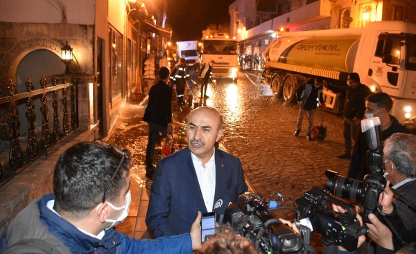  Mardin’de Caddeler Gece Yarısı yıkanıp dezenfekte edildi.