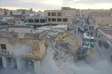 Midyat'ta depremde risk taşıyan binalar yıkılıyor
