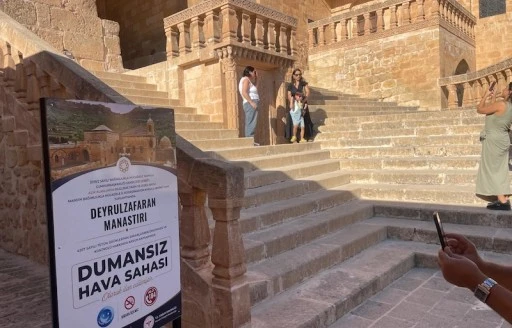 DEYRULZAFARAN MANASTIRI&rsquo;NDA ZİYARET&Ccedil;İLERE İKİ &Ouml;NEMLİ MESAJ