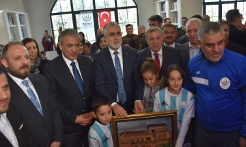 Bakan Işıkhan, Midyat'ta &quot;Millet Bahçesi Halk Kütüphanesi’nin açılışında konuştu: