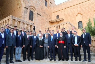 Sağlık Bakanı Koca , Deyrulzafaran Manastırını gezdi, hastanelerde incelemelerde bulundu