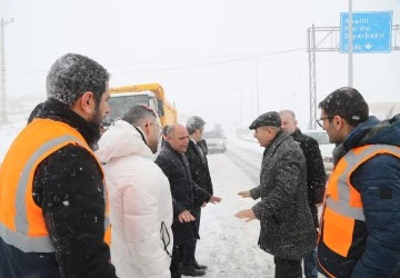 Vali Demirtaş'ın kar mesaisi