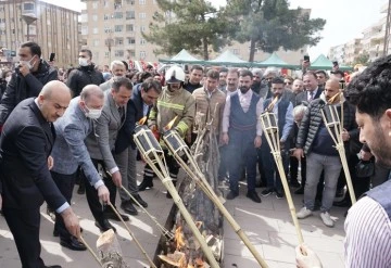 Vali Demirtaş Nevruz Ateşini Yaktı,  Halay Çekti