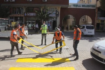 Yeşilli ’de okul önü yaya geçitleri boyandı