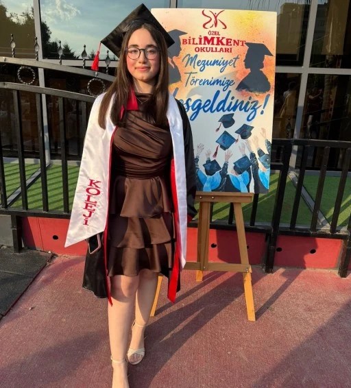 Zeynep Ceylin Mezuniyet Sevincini Kep Atarak Ta&ccedil;landırdı